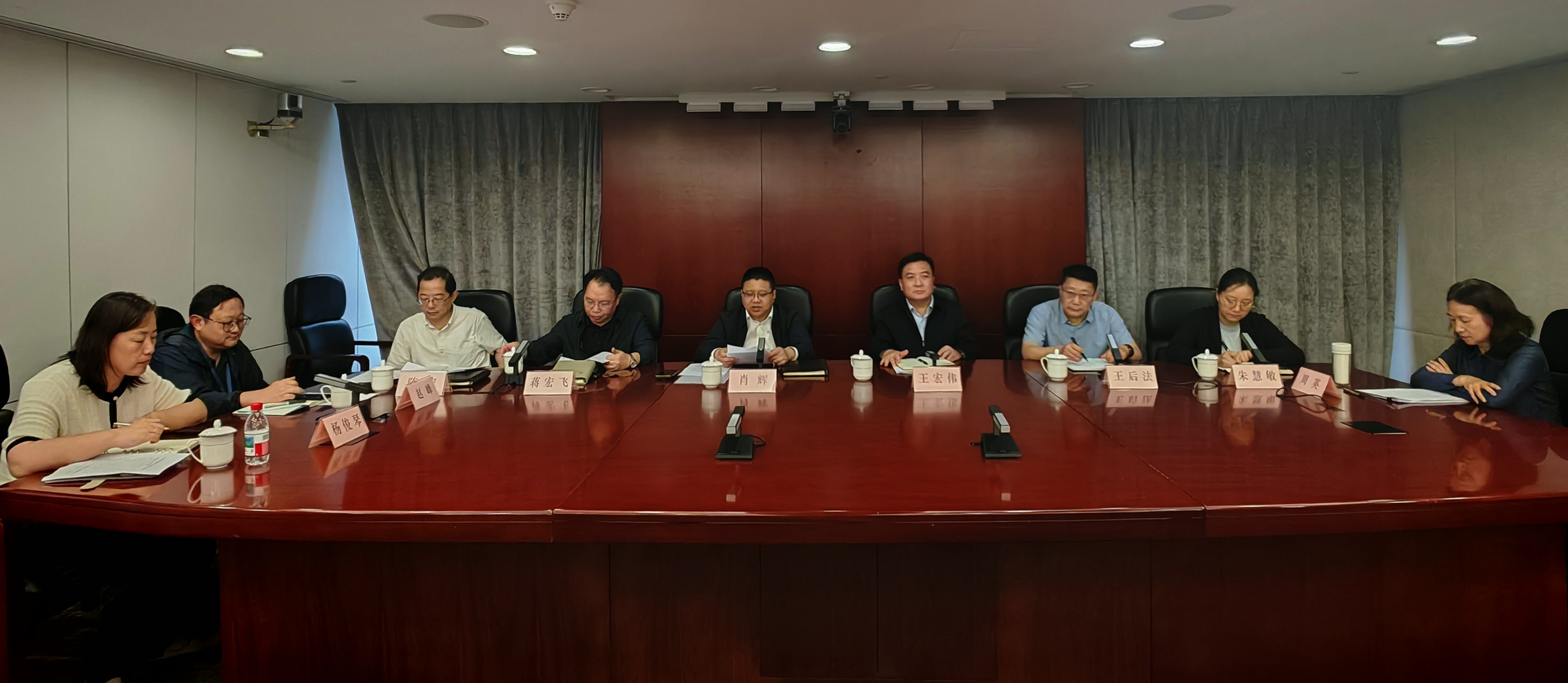 市交通委党组召开中心组学习讨论会