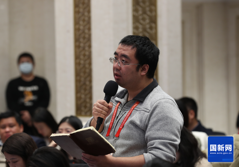 澎湃新闻记者提问(刘健 摄).png 澎湃新闻记者提问(刘健 摄).png