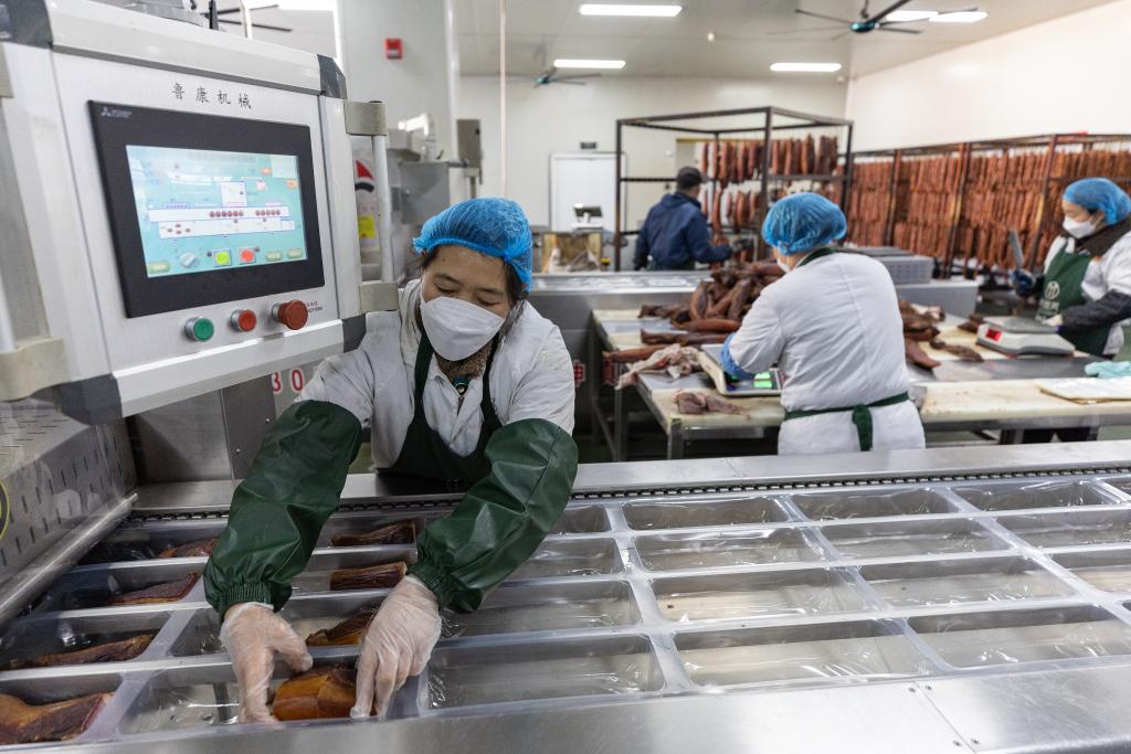 1月20日,在重庆市城口县坪坝镇新华村重庆美缀美食品有限公司,工人在外包装车间利用自动打包机封装腊肉。城口老腊肉是地处大巴山腹地的重庆市城口县国家地理标志产品。.jpeg 1月20日,在重庆市城口县坪坝镇新华村重庆美缀美食品有限公司,工人在外包装车间利用自动打包机封装腊肉。城口老腊肉是地处大巴山腹地的重庆市城口县国家地理标志产品。.jpeg