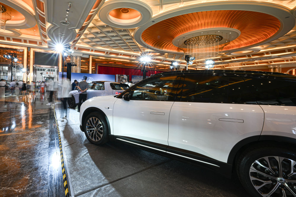 在位于海口的海南国际会展中心，人们在“2025海南国际车展暨海口市新能源汽车下乡活动”上参观（2025年5月2日摄）。新华社记者 蒲晓旭 摄.jpg