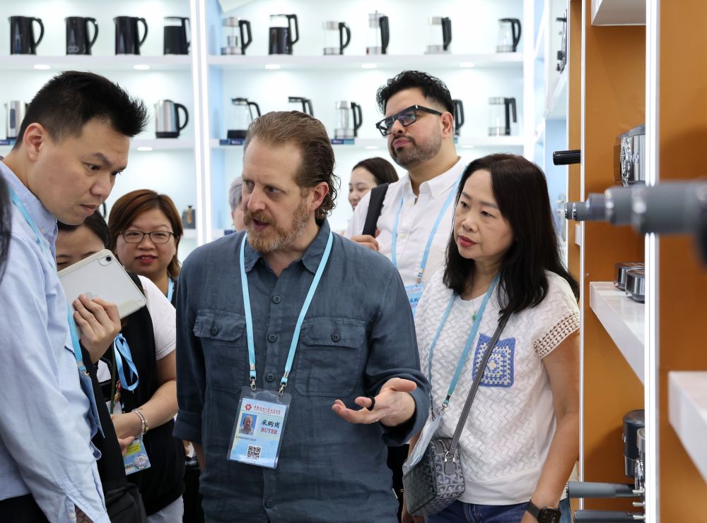 4月15日,一名境外采购商(中)在一家电器公司的展区洽谈选购。新华社记者 刘大伟 摄.jpeg 4月15日,一名境外采购商(中)在一家电器公司的展区洽谈选购。新华社记者 刘大伟 摄.jpeg