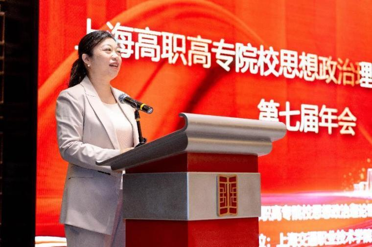 市教委德育处处长朱敏宣读新一届联盟理事会成员单位名单 市教委德育处处长朱敏宣读新一届联盟理事会成员单位名单