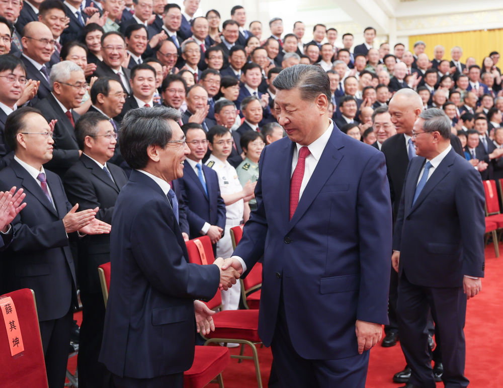 会前，习近平等领导同志亲切会见国家科学技术奖获奖代表。这是习近平同获得2023年度国家最高科学技术奖的清华大学薛其坤院士亲切交流。新华社记者 鞠鹏 摄.jpg