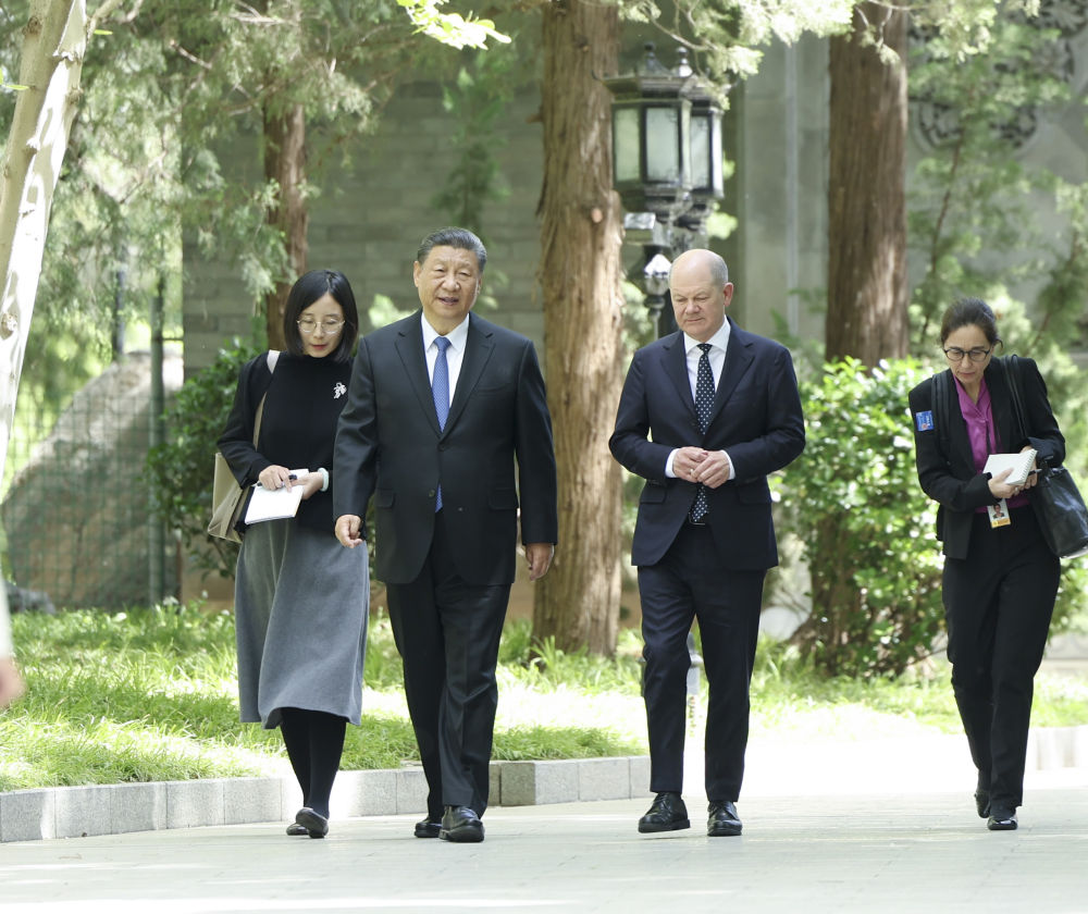 4月16日上午，国家主席习近平在北京钓鱼台国宾馆会见德国总理朔尔茨。这是习近平同朔尔茨一起散步。新华社记者 丁海涛 摄.jpeg